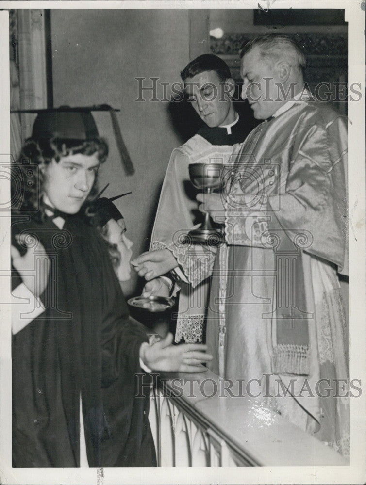 1944 Press Photo Archbishop Cusing at Emmanuel College - Historic Images