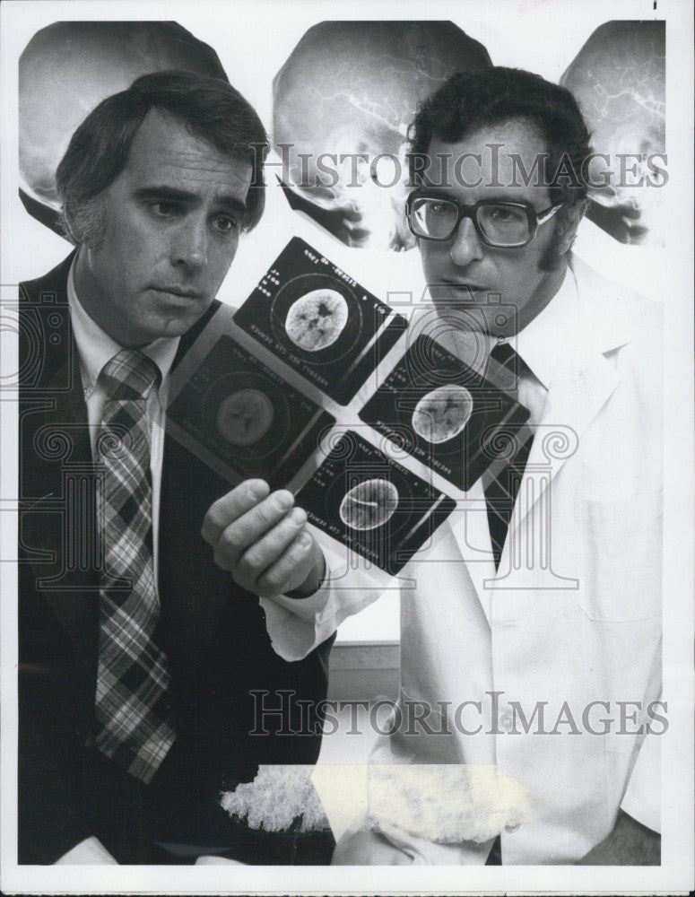 1977 Press Photo Tom Snyder, Dr. William F. Manke - Historic Images