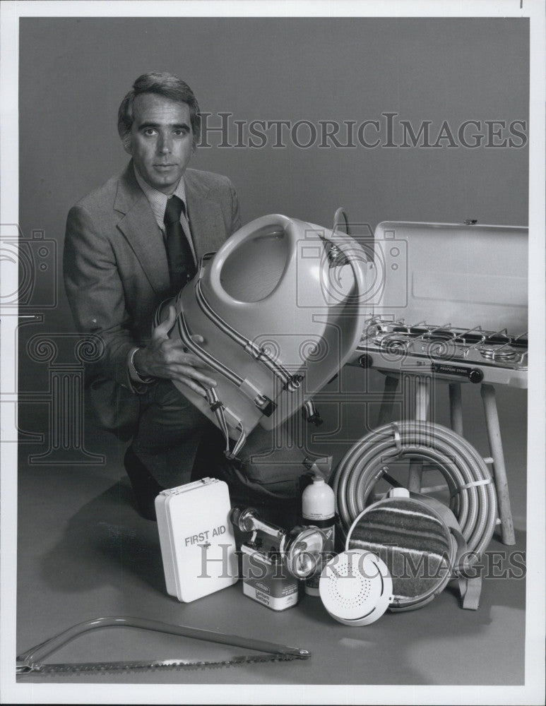 1977 Press Photo  NBC correspondent Tom Snyder holds a life jacket - Historic Images