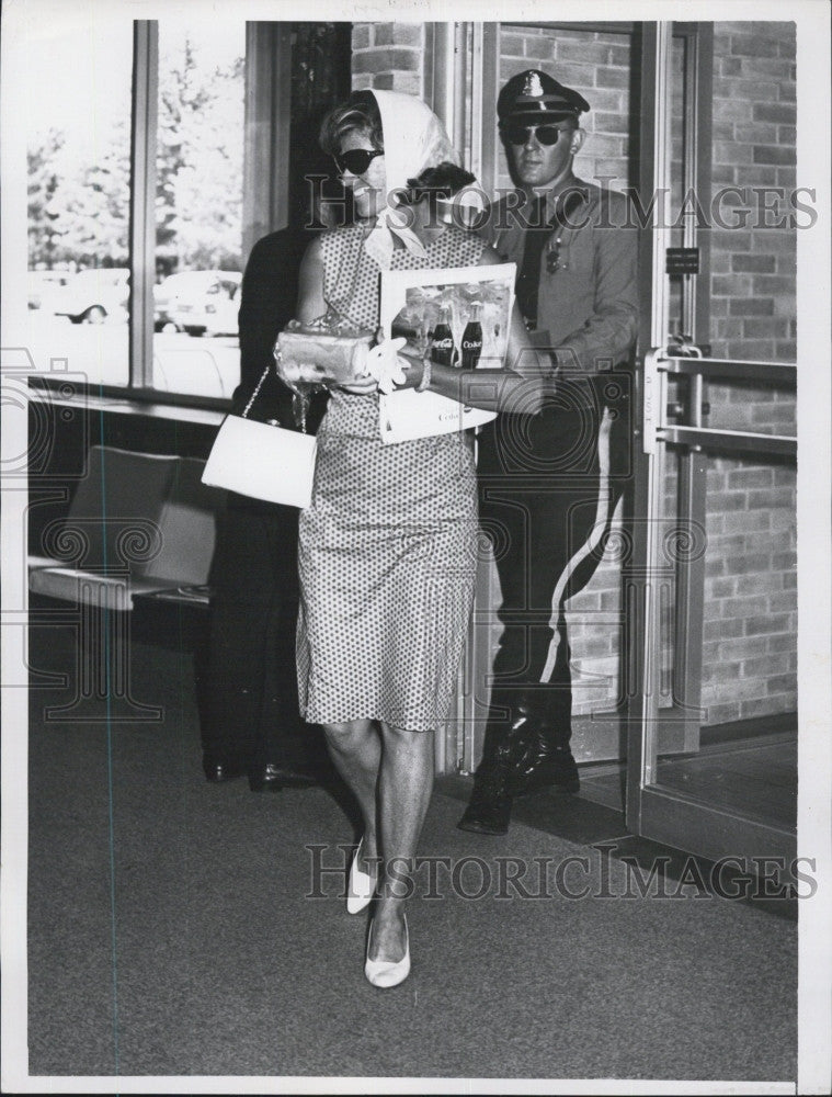 1964 Press Photo Mrs Jean Kennedy and a police officer - Historic Images