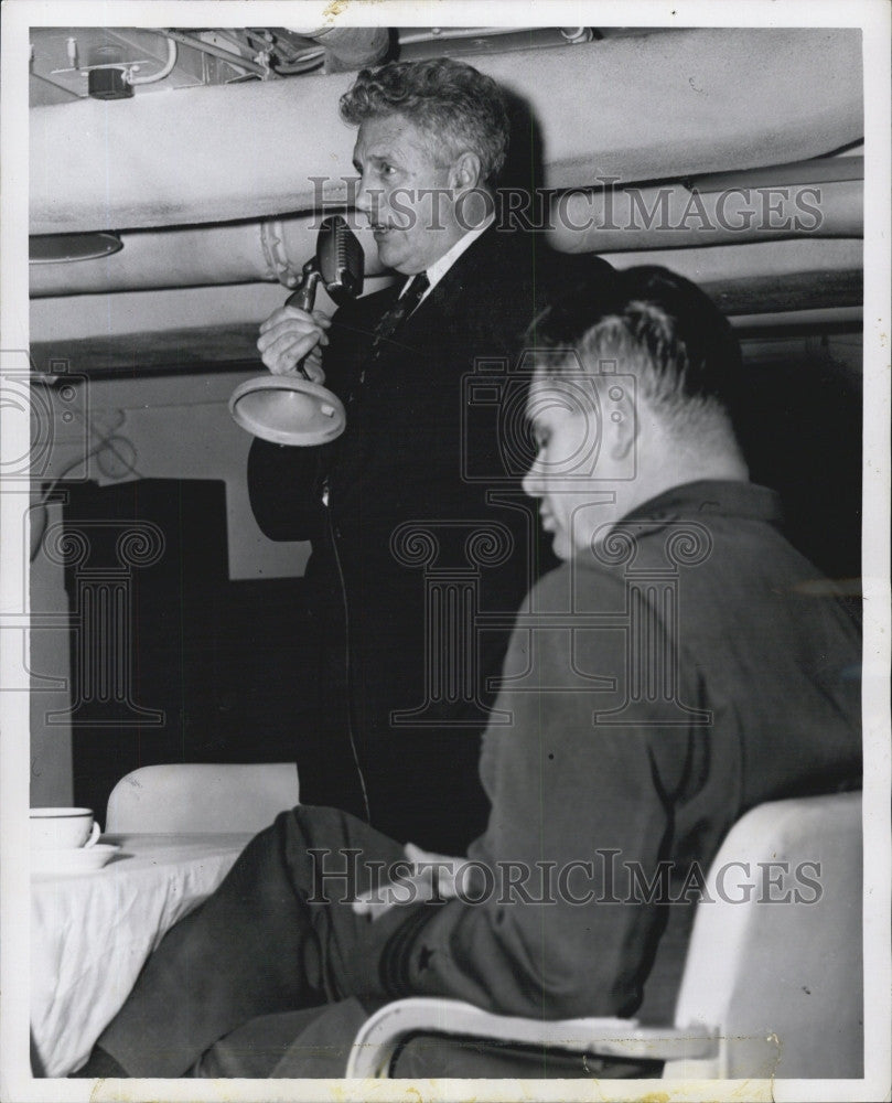 1958 Press Photo Edward Rowe Snow at literary discussion - Historic Images