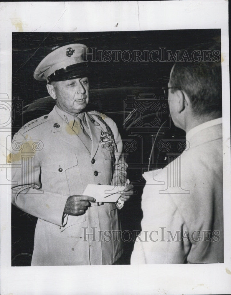 1950 Press Photo   Gen Clifton B Cates &amp; a correspondent - Historic Images