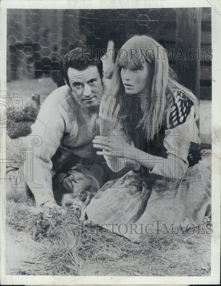 1967 Press Photo Ian Eannen &amp; Mia Farrow in &quot;Johnny Belinda&quot; - Historic Images