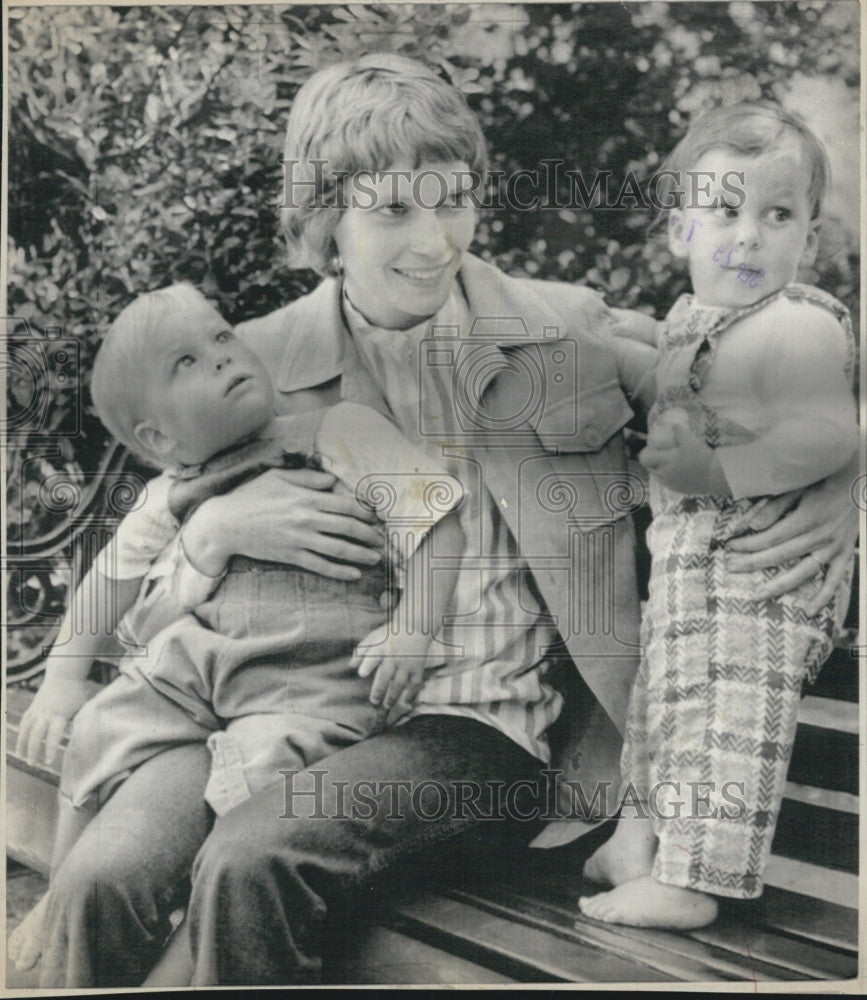 1971 Press Photo Actress Mia Farrow an her sons Sascha &amp; Matthew - Historic Images