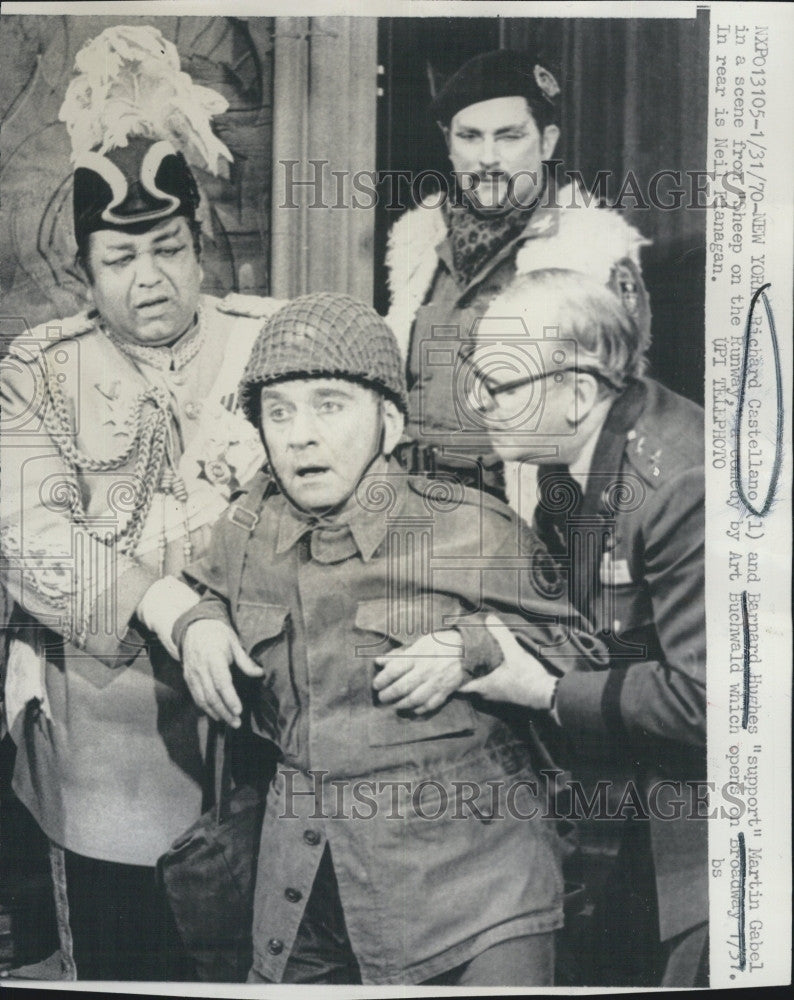 1970 Press Photo Richard Castellano Bernard Hughes Actors SHEEP ON THE RUNWAY - Historic Images