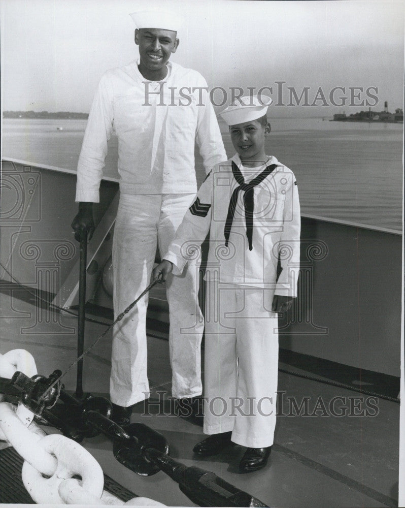 1964 Press Photo Robert Roth Jr Sea Cadet Richard Berry Seaman Navy USS Boston - Historic Images