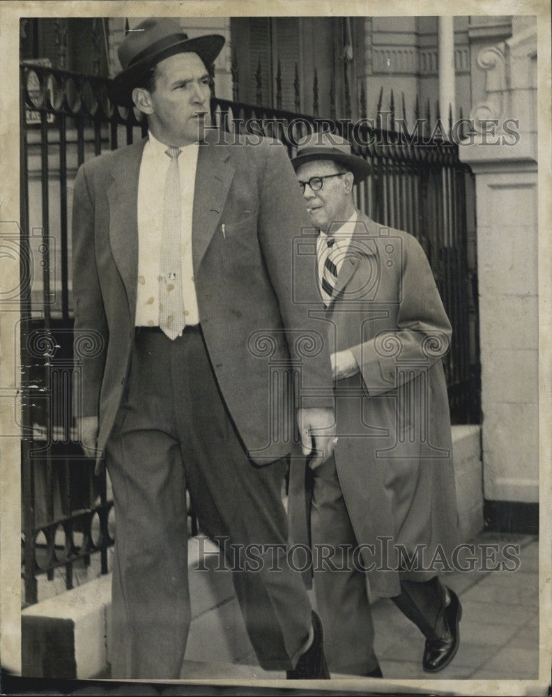 1958 Press Photo Edwin Soder with Officer Davidson After IDing Brother Murdered - Historic Images