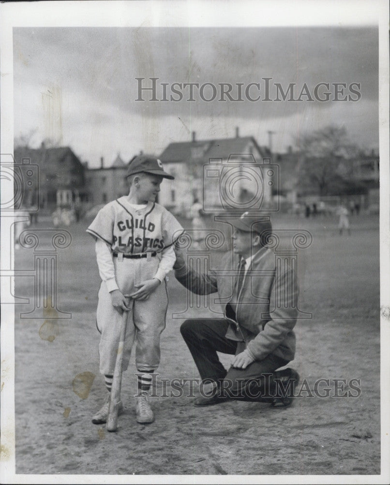 1961 Press Photo Carl Soderquist Gives Eddie O'Callaghan, Little Leaguer Advice - Historic Images