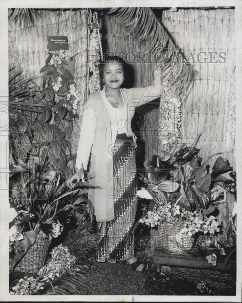 1961 Press Photo Indonesian Prattiwi Soeharto at Flower Show - Historic Images