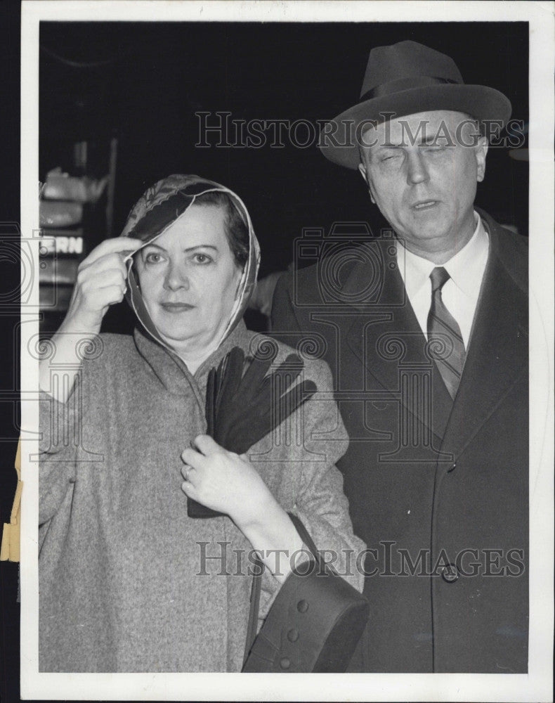 1958 Press Photo Mrs. Myra Soble escorted by US Marshal Thomas Lunney - Historic Images