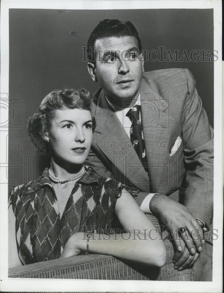 1955 Press Photo Actor Dennis James and Actress Julia Meade. - Historic Images