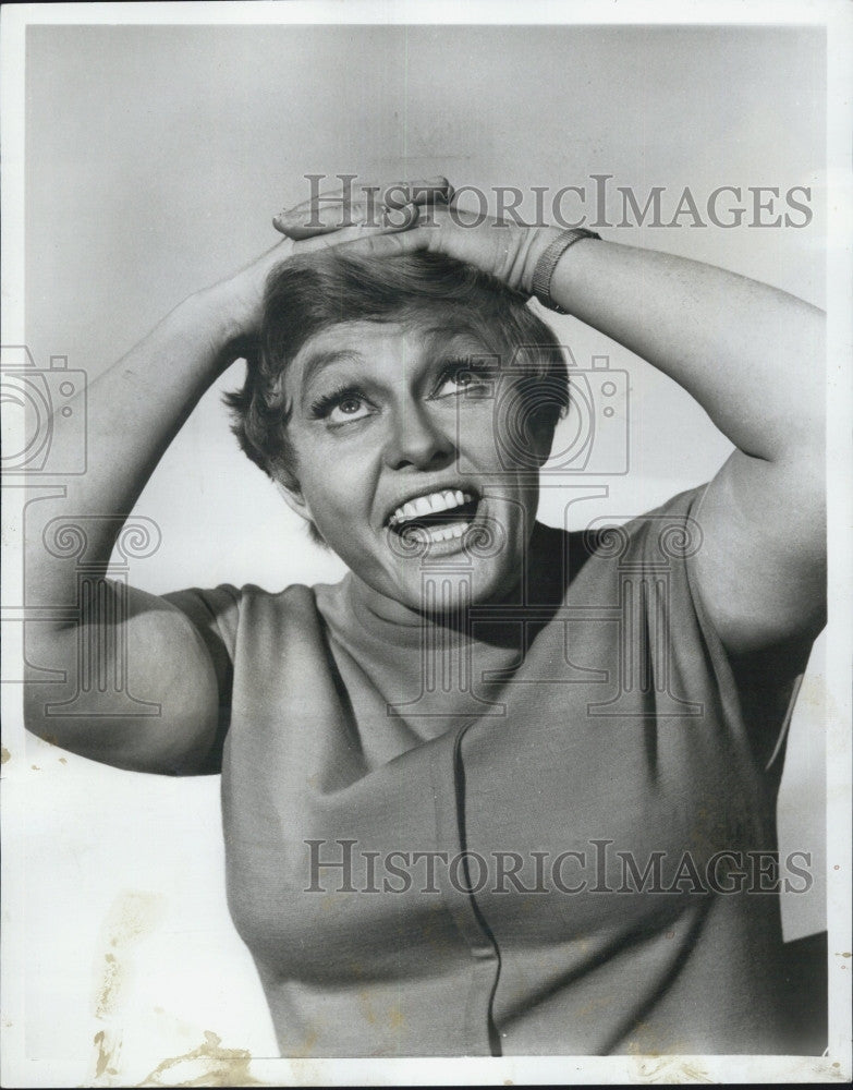 1968 Press Photo Miss Pat Carroll "With Six You Get Egg Roll" - Historic Images