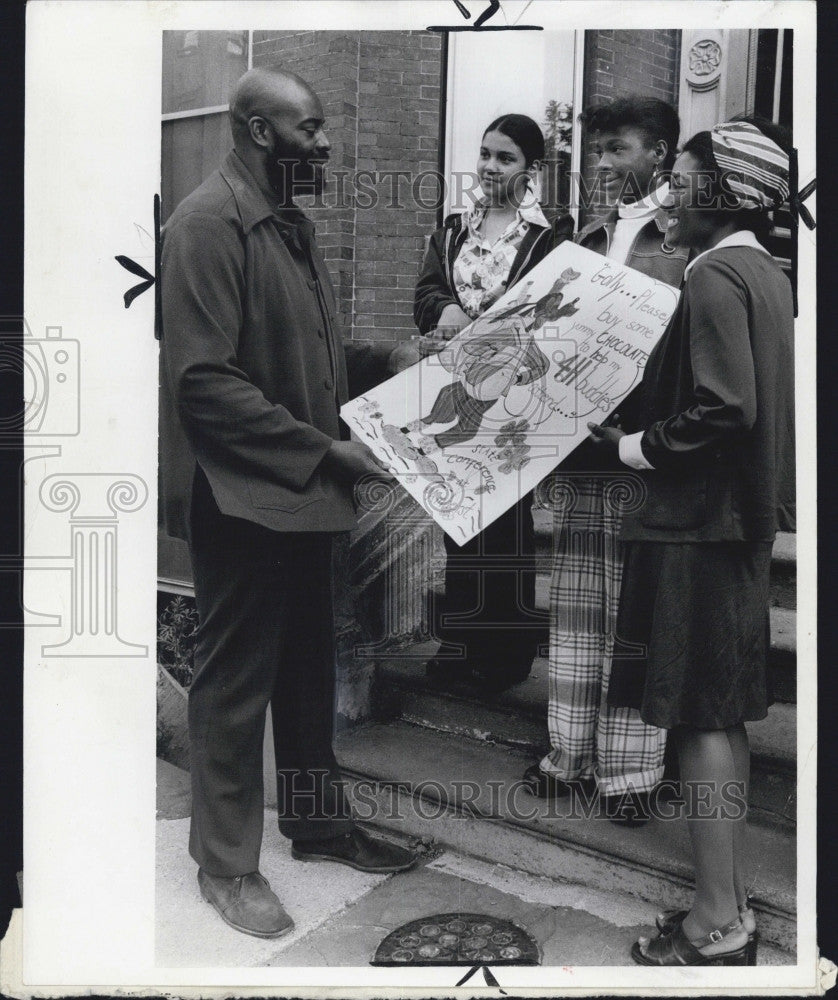 1974 Press Photo State Rep King talking to a group of girls - Historic Images