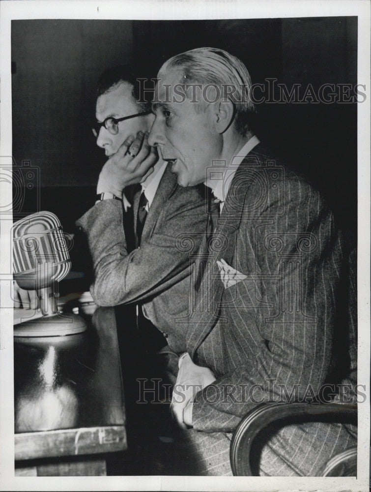 1953 Press Photo Julius Hlavathy and his Attorney Ralph Shapiro - Historic Images