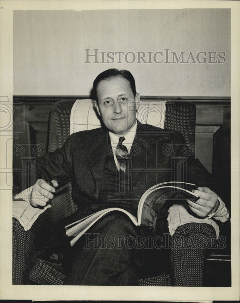 1943 Press Photo Prof Leigh Hoadley New associate Dean of Harvard Graduate - Historic Images