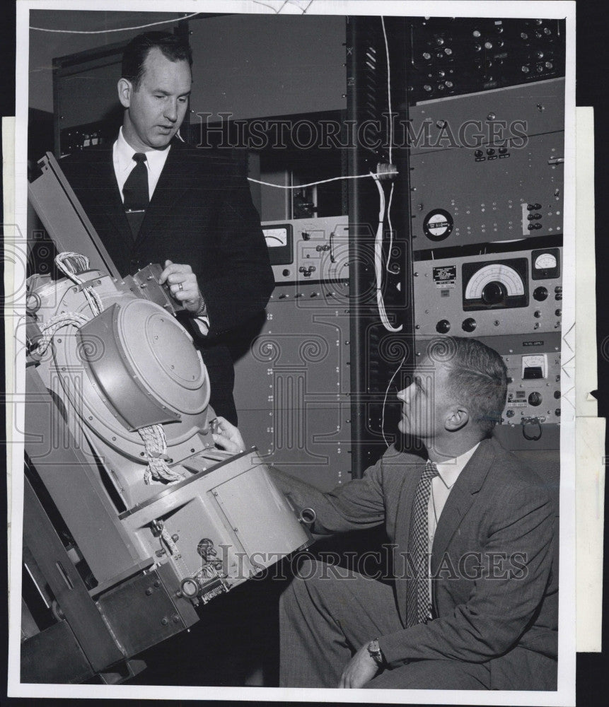 1960 Press Photo Ralph Ragan and David Hoag inspect a Mark I inertial system - Historic Images