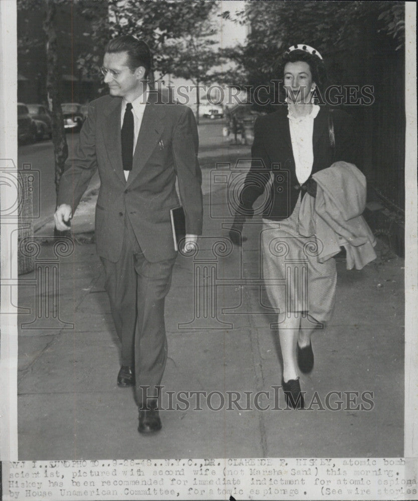 1948 Press Photo Dr.Clarence Hiskey,atomic bomb scientist w/ wife for indictment - Historic Images