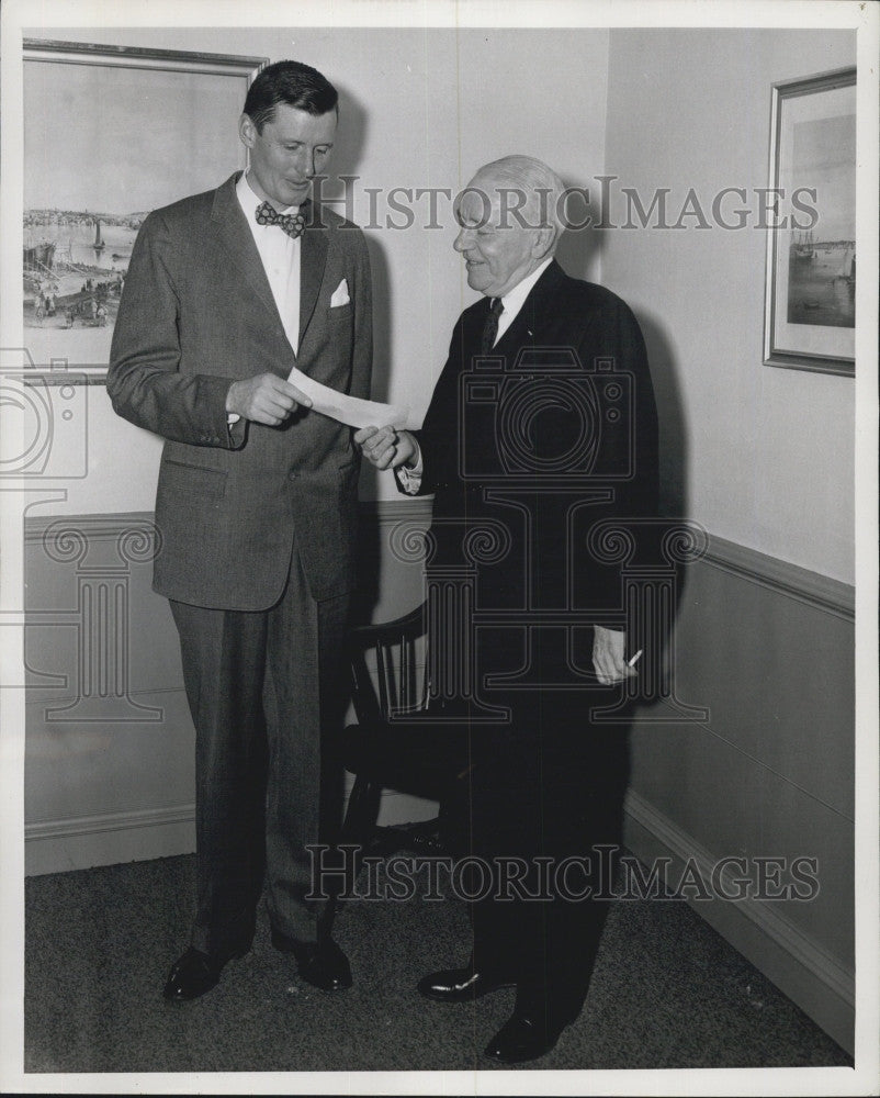 1960 Press Photo Vernon Hitchins, Vice Pres. &amp; Francis hatch Jr. PR Manager - Historic Images