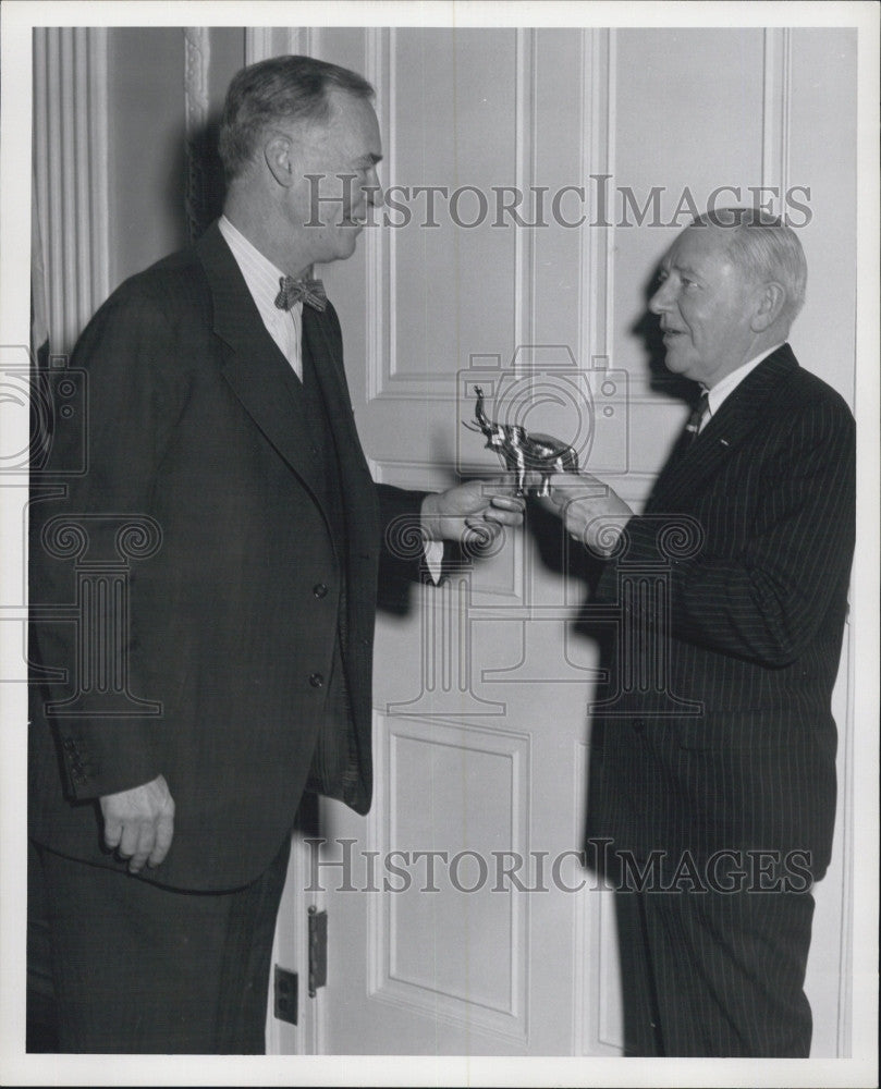 1956 Press Photo Gov.Herter received bronze Elephant from Hitcuins. - Historic Images