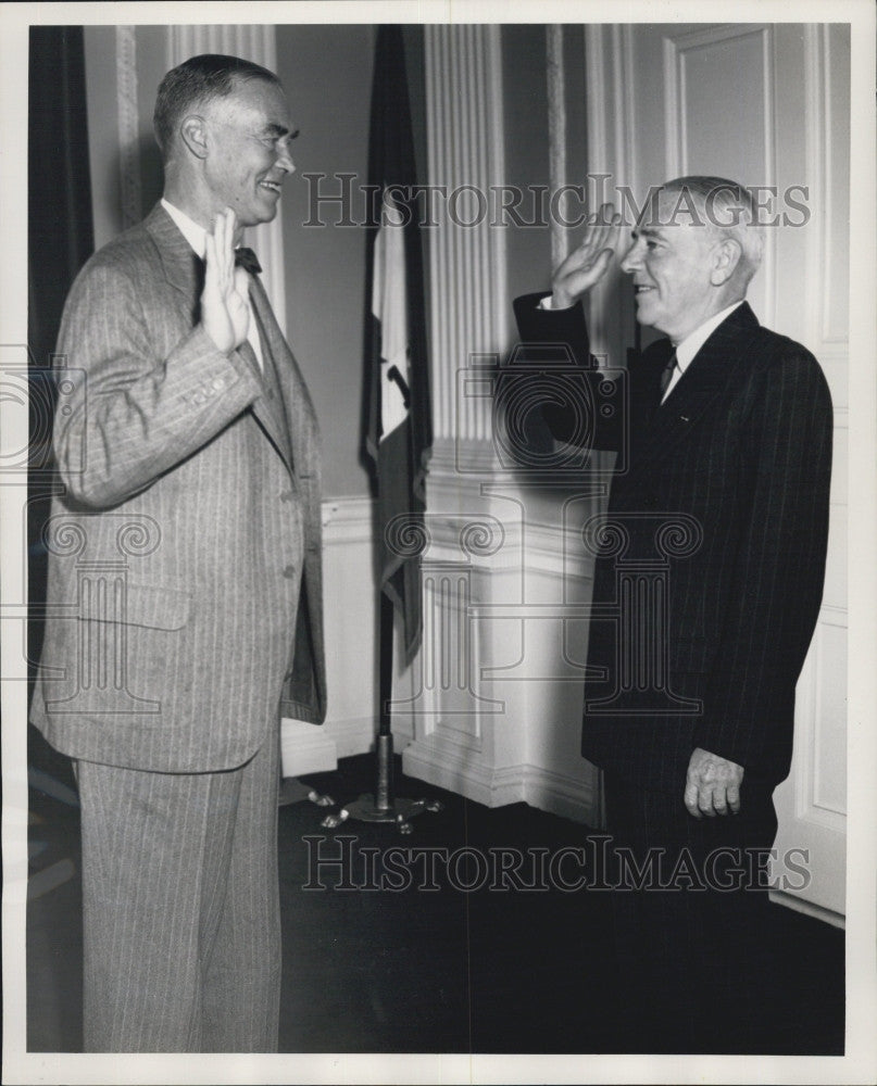 1953 Press Photo Gov. Christian Herter and Vernon Hitchins. - Historic Images