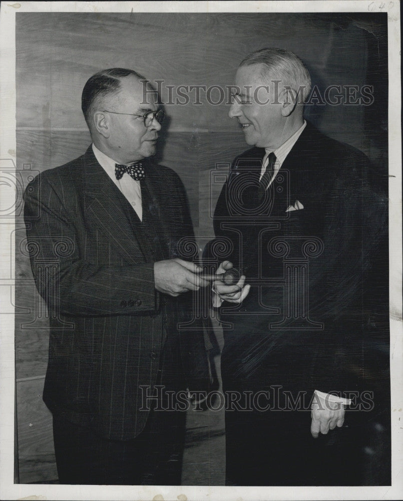 1950 Press Photo Pres.Willis McLean(L) &amp; Vernon Hitchins shown in the picture - Historic Images