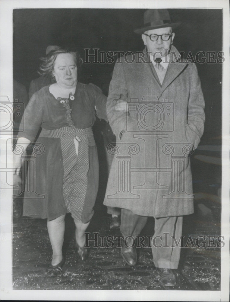 1950 Press Photo Mrs.John Hjertborg holds arm of Detective Joseph Terry. - Historic Images