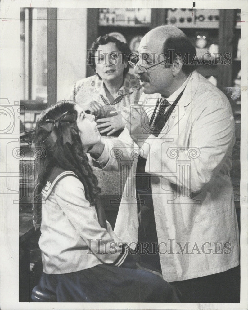 1976 Press Photo Actor Herschel Bernardi, scene from &quot;Newmans&#39;s Drugstore&quot; TV. - Historic Images