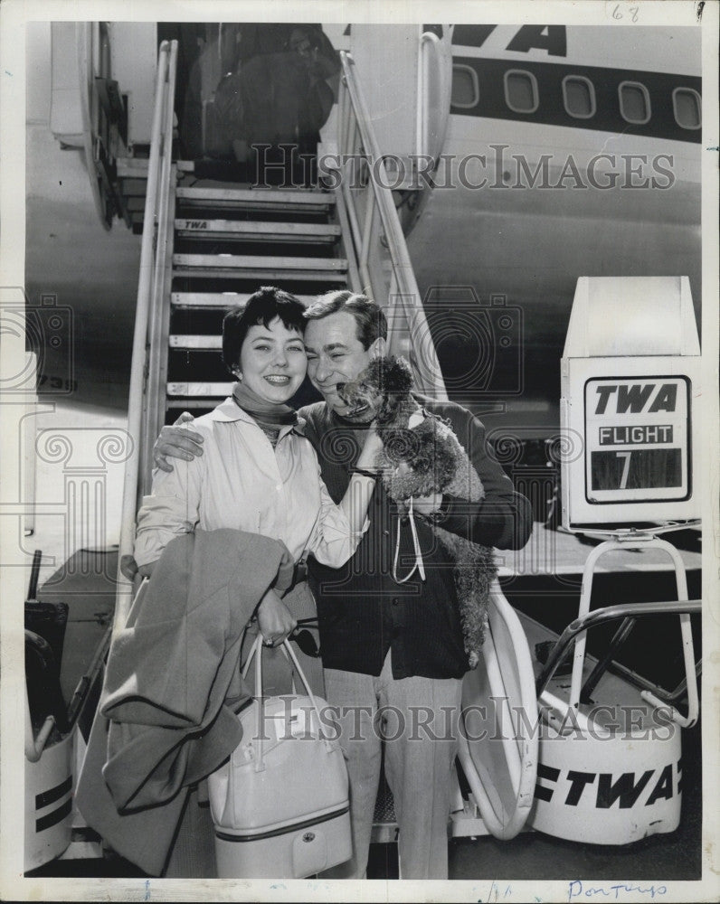 1960 Press Photo Comedian Shelley Berman his wife and their dog - Historic Images