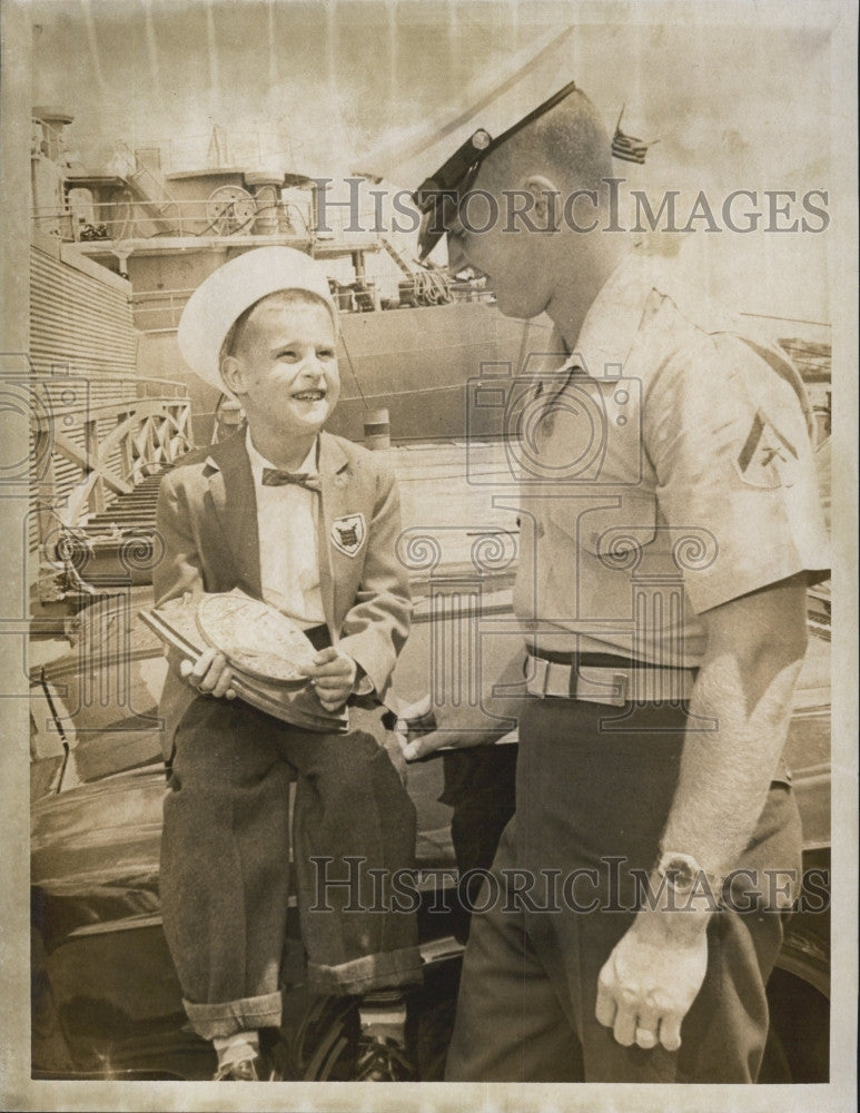 1966 Press Photo Cpl William Hansen looks at a plaque Dennis received - Historic Images