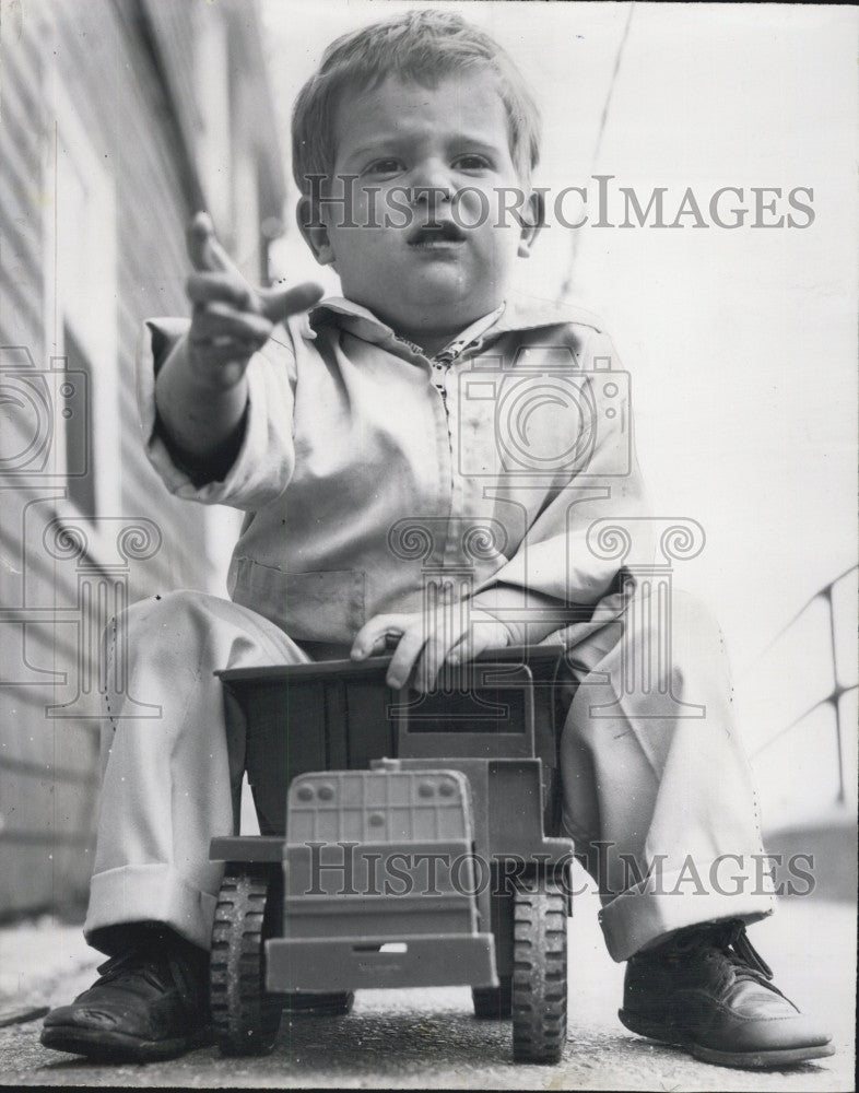 1961 Press Photo Dennis Cataloni, boy has hole in his heart celebrates birthday - Historic Images