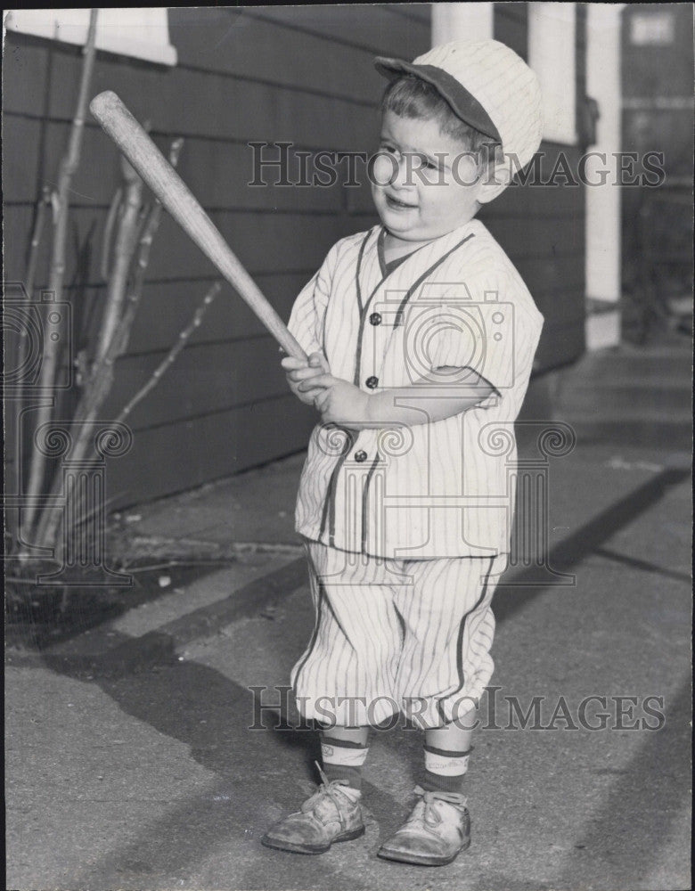 1960 Press Photo 2 &amp;  half year old Dennis Cataloni, boy has hole in his heart - Historic Images