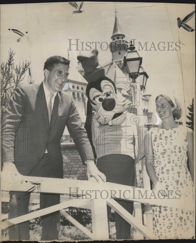 1966 Press Photo Gov. and Mrs. John H. Chafee with &quot;Goofy&quot; - Historic Images