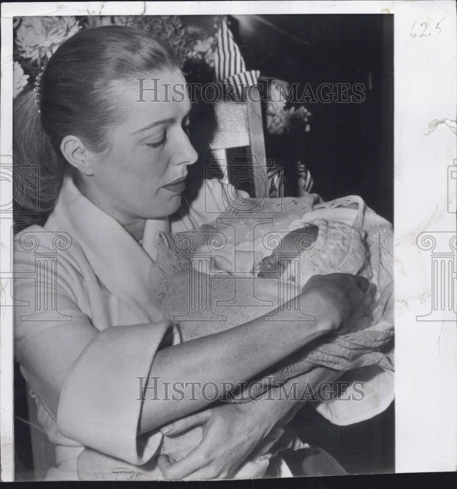 1958 Press Photo Actress Eleanor Parker holds her baby Paul Day Clements - Historic Images