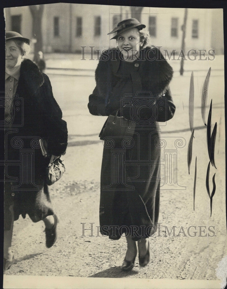 1937 Press Photo Margaret Toth Walking to - Historic Images