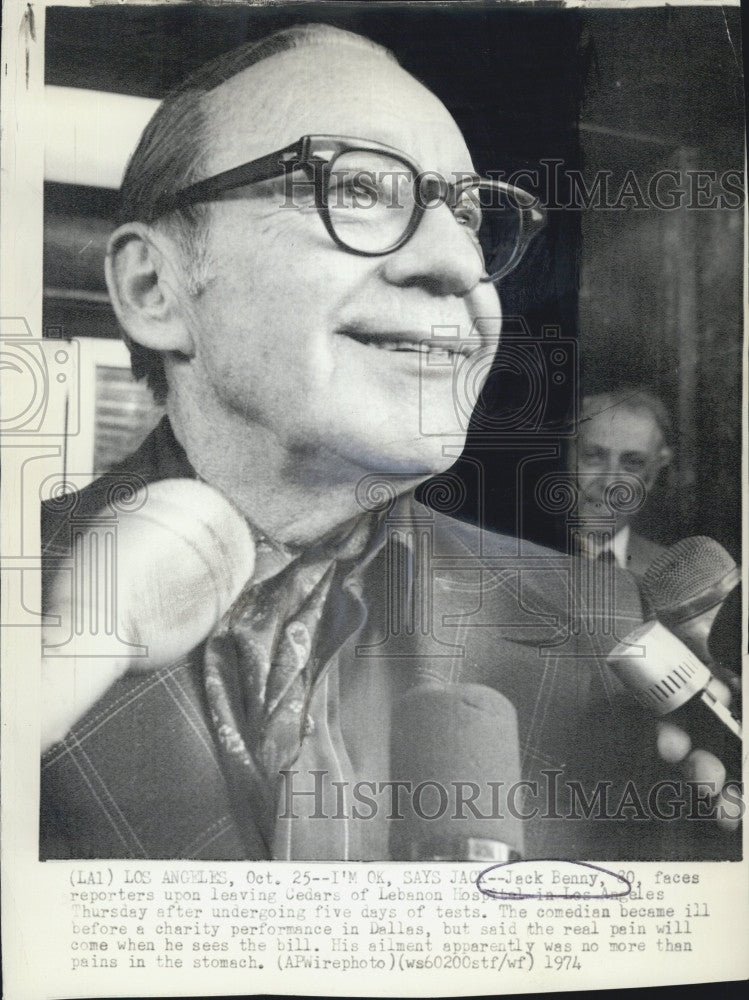 1974 Press Photo Jack Benny Leaves Hospital After Five Days Of Tests On Stomach - Historic Images