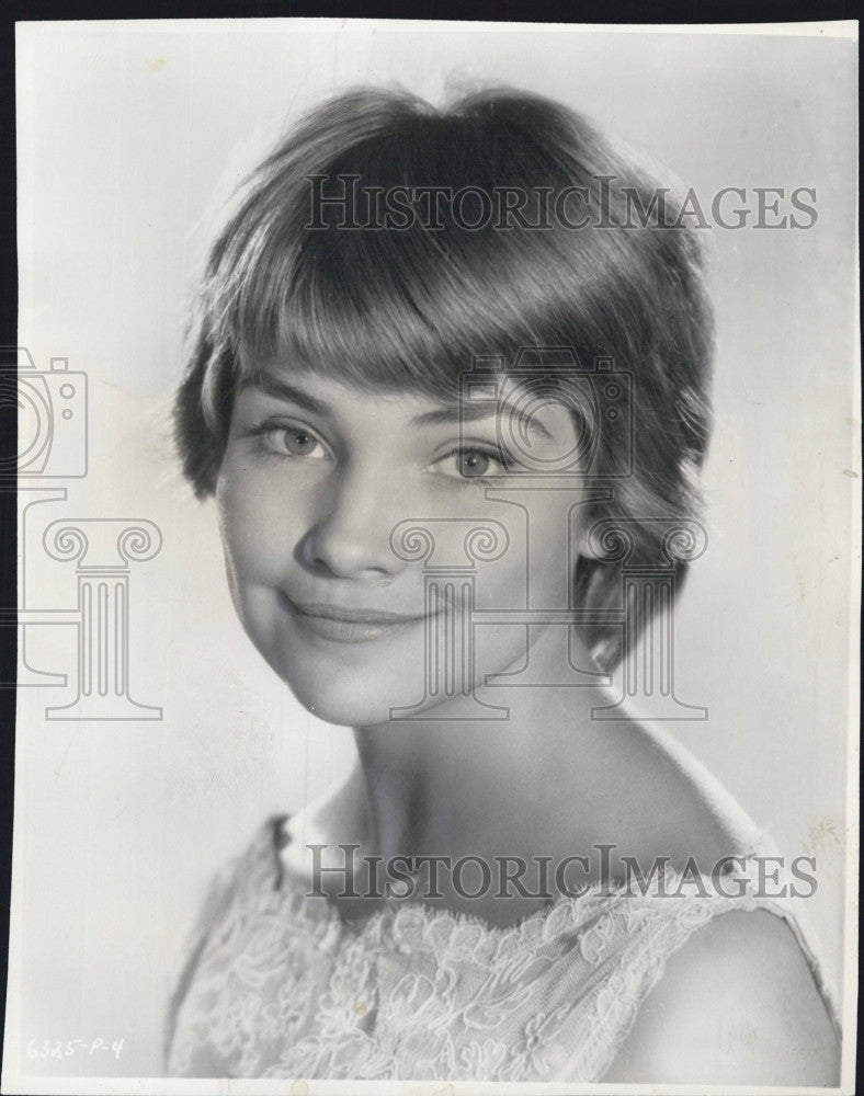 1964 Press Photo Lauri Peters Co-stars with Cliff Richard in &quot;Summer Holiday&quot; - Historic Images