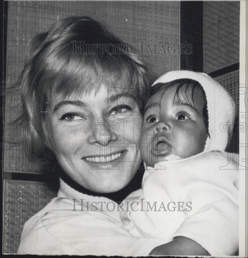 1961 Press Photo Actress May Britt  &amp; daughter Tracy - Historic Images