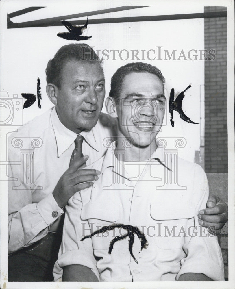 1954 Press Photo Singing star Carl Brisson &amp; Chris Christesen - Historic Images