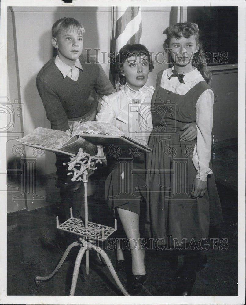 1957 Press Photo M Brodrick,Phyllis Kirk &amp; Bev Washburn on TV - Historic Images