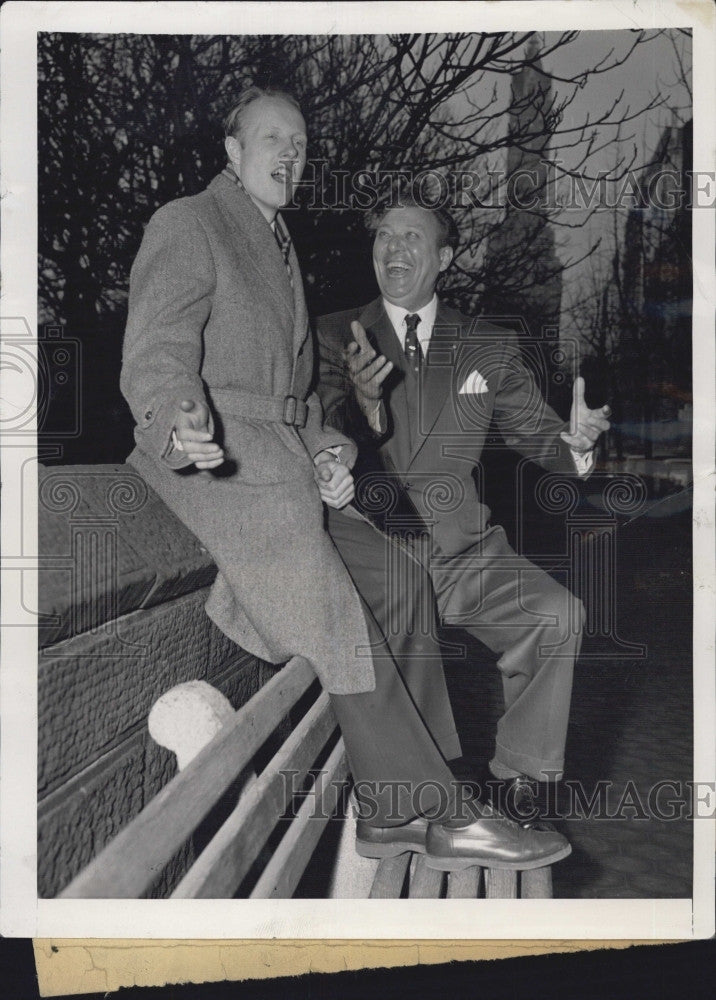 1955 Press Photo Denmark&#39;s runner Gunar Nielsen &amp; singer Carl Brisson - Historic Images