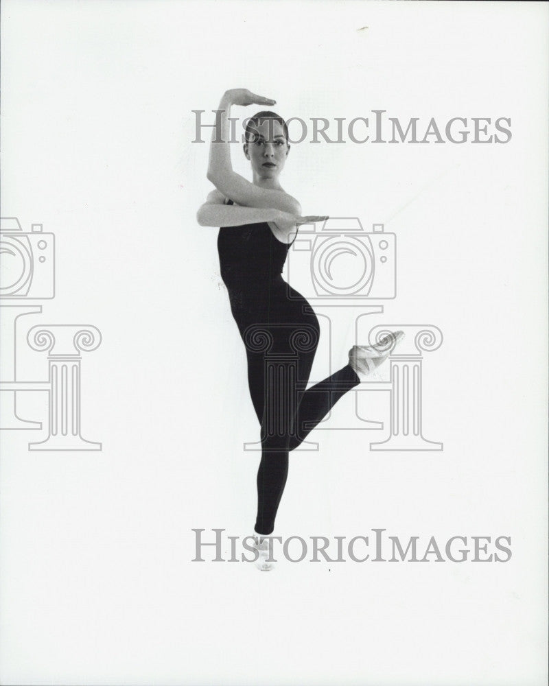 1997 Press Photo Kyra Strasberg Of Boston Ballet Strikes Contra Pose - Historic Images