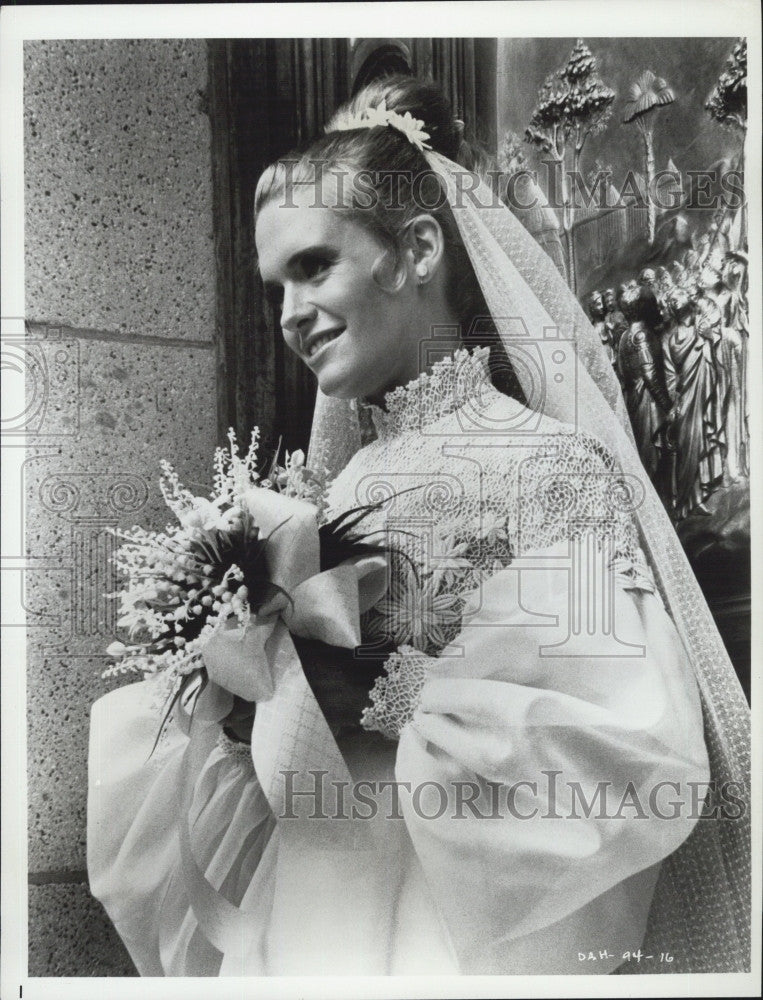 1969 Press Photo Carol White &quot;Daddy&#39;s Gone A-Hunting&quot; - Historic Images