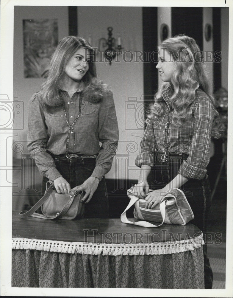 1980 Press Photo Lisa Whelchel &amp; Julie Piekarski in &quot;Dope&quot; on The Facts of Life - Historic Images