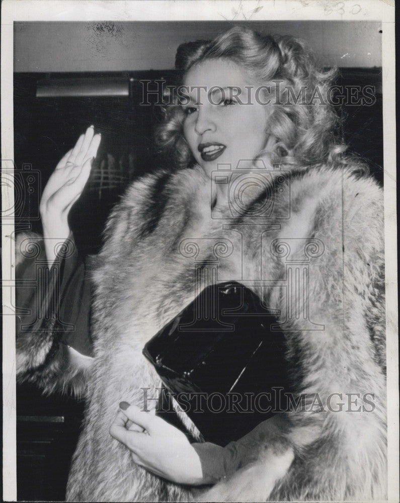 1944 Press Photo Singer Jane Churchill being sworn in at trial of Tommy Dorsey - Historic Images