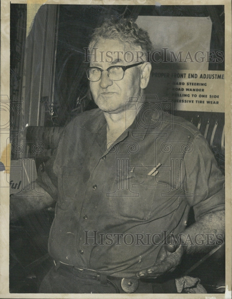 1963 Press Photo Leroy Churchill, held up by robbers at Columbia. - Historic Images