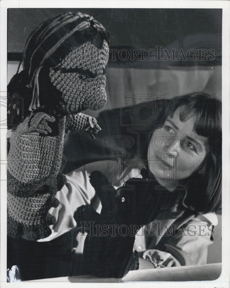 Press Photo Mary Churchill Puppet Show Place Director With Puppet Baba Yoga - Historic Images