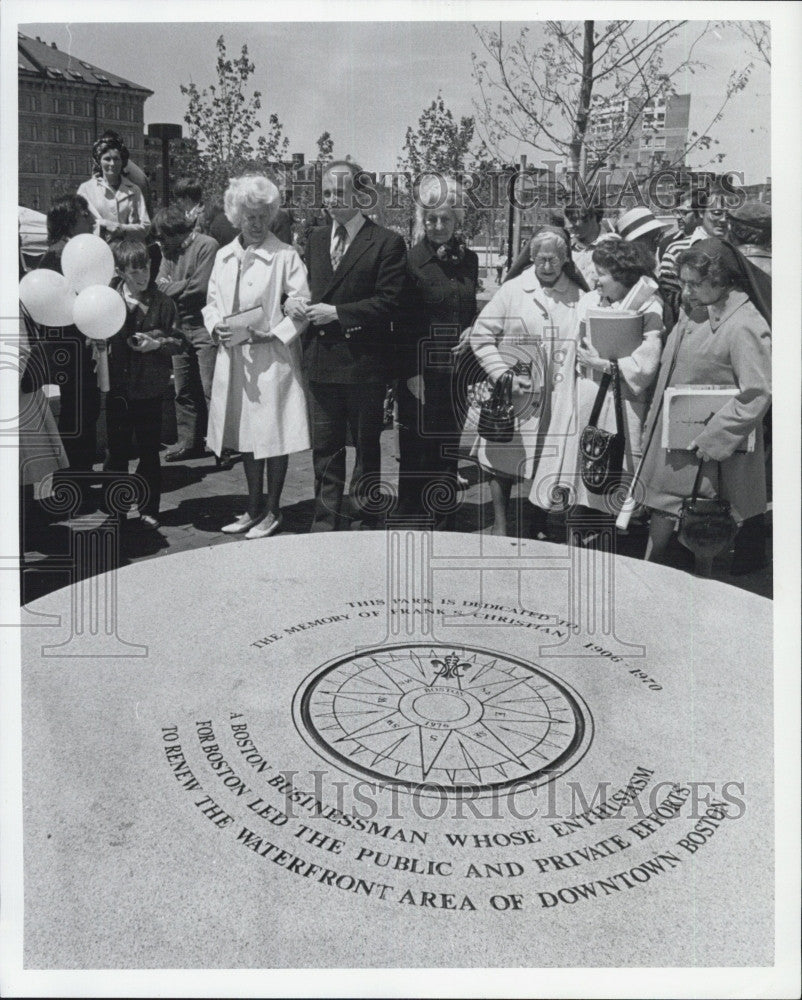 1976 Press Photo People Attend Boston Businessman Memorial - Historic Images