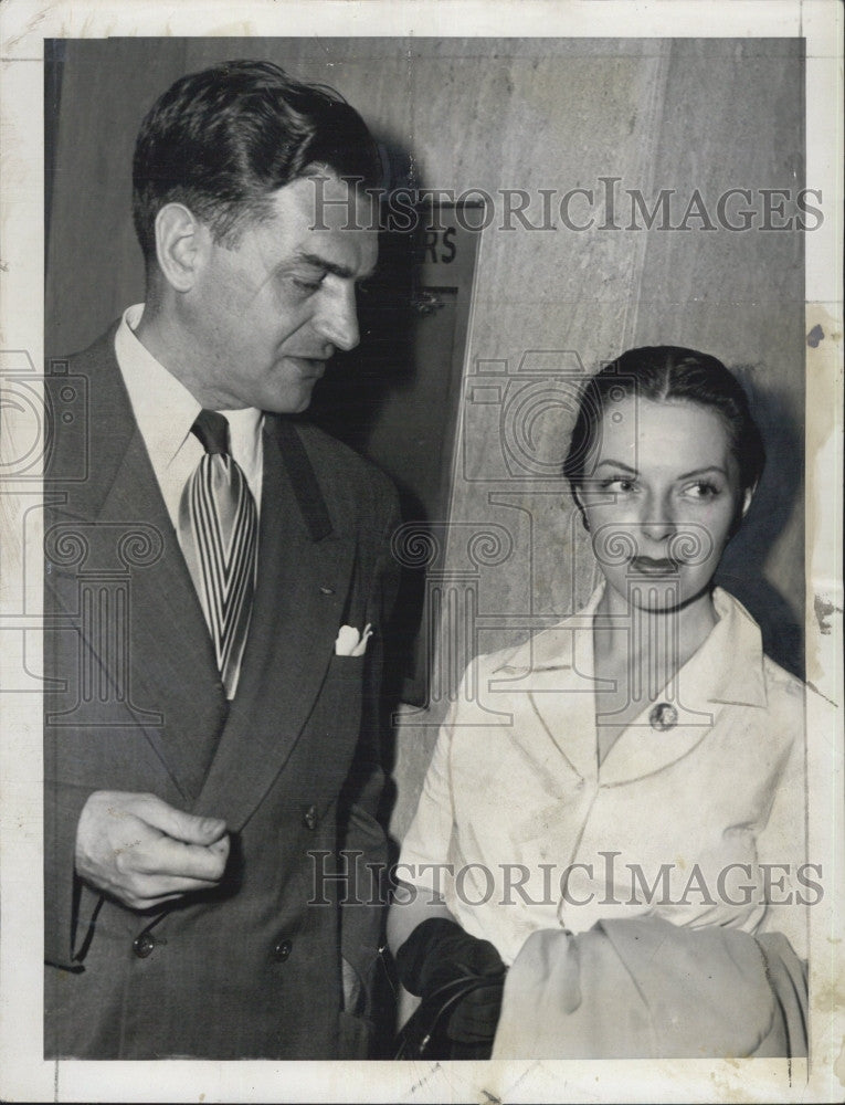 1948 Press Photo Nancy Fletcher Choremi with Atty. Herbert Rosenberg - Historic Images