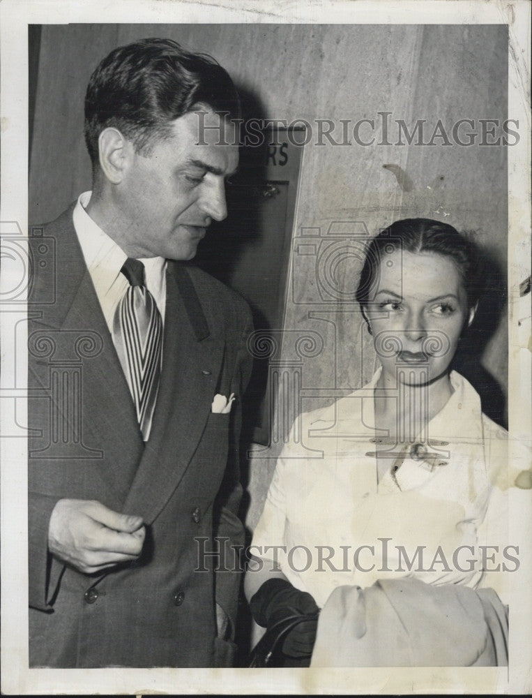 1948 Press Photo Nancy Fletcher Choremi with Atty. Herbert Rosenberg - Historic Images