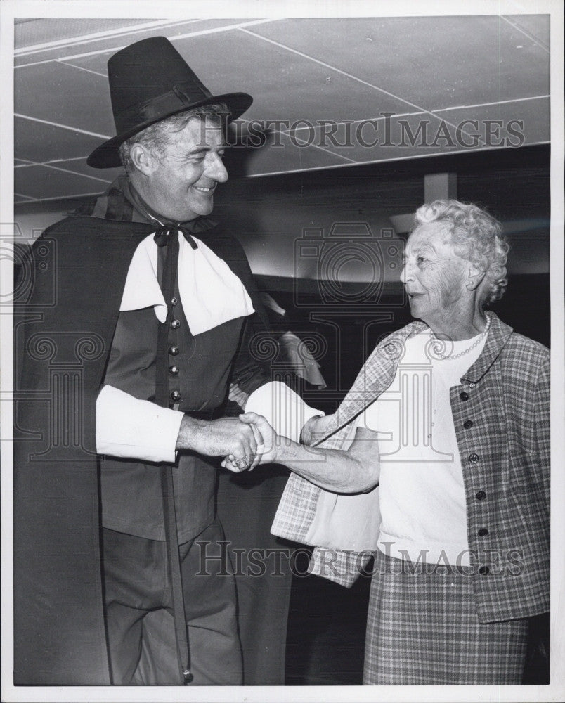 1970 Press Photo Mrs. Chester L. Churchill Sr. welcomed by Herbert Bowman - Historic Images